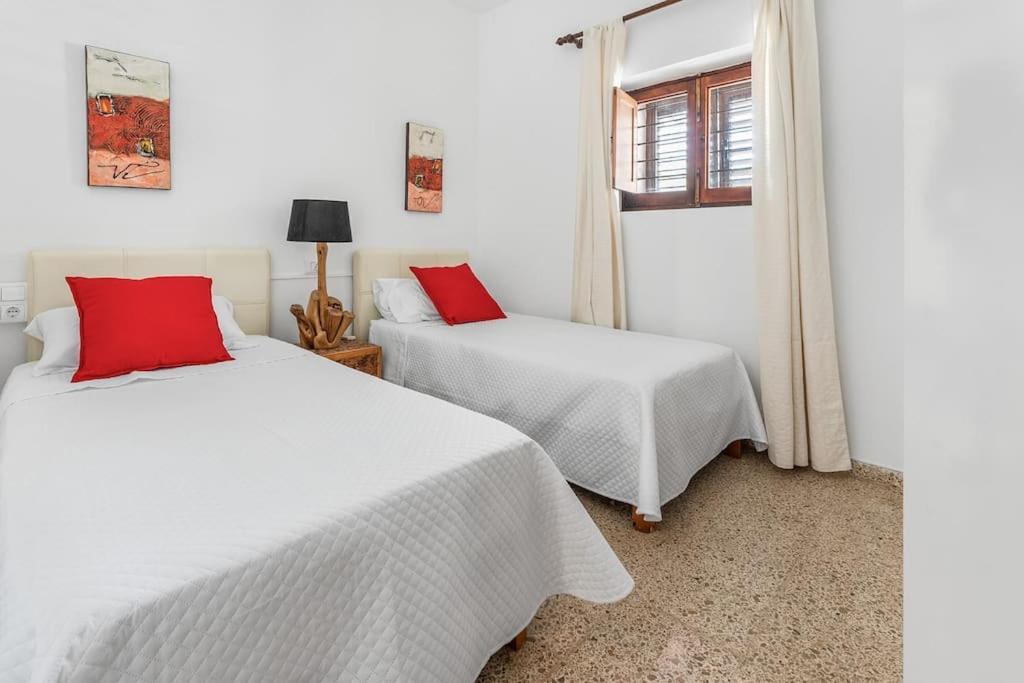8 Guests Large Villa Near Bossa Beaches & Airport San José Esterno foto